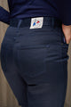 Vue rapprochée du jeans en lin pour femme Condate Bleu avec coupe droite, couleur bleu jeans, mettant en évidence la qualité du tissu sergé croisé et le logo Le Gaulois jeans sur la poche arrière, confectionné en France.