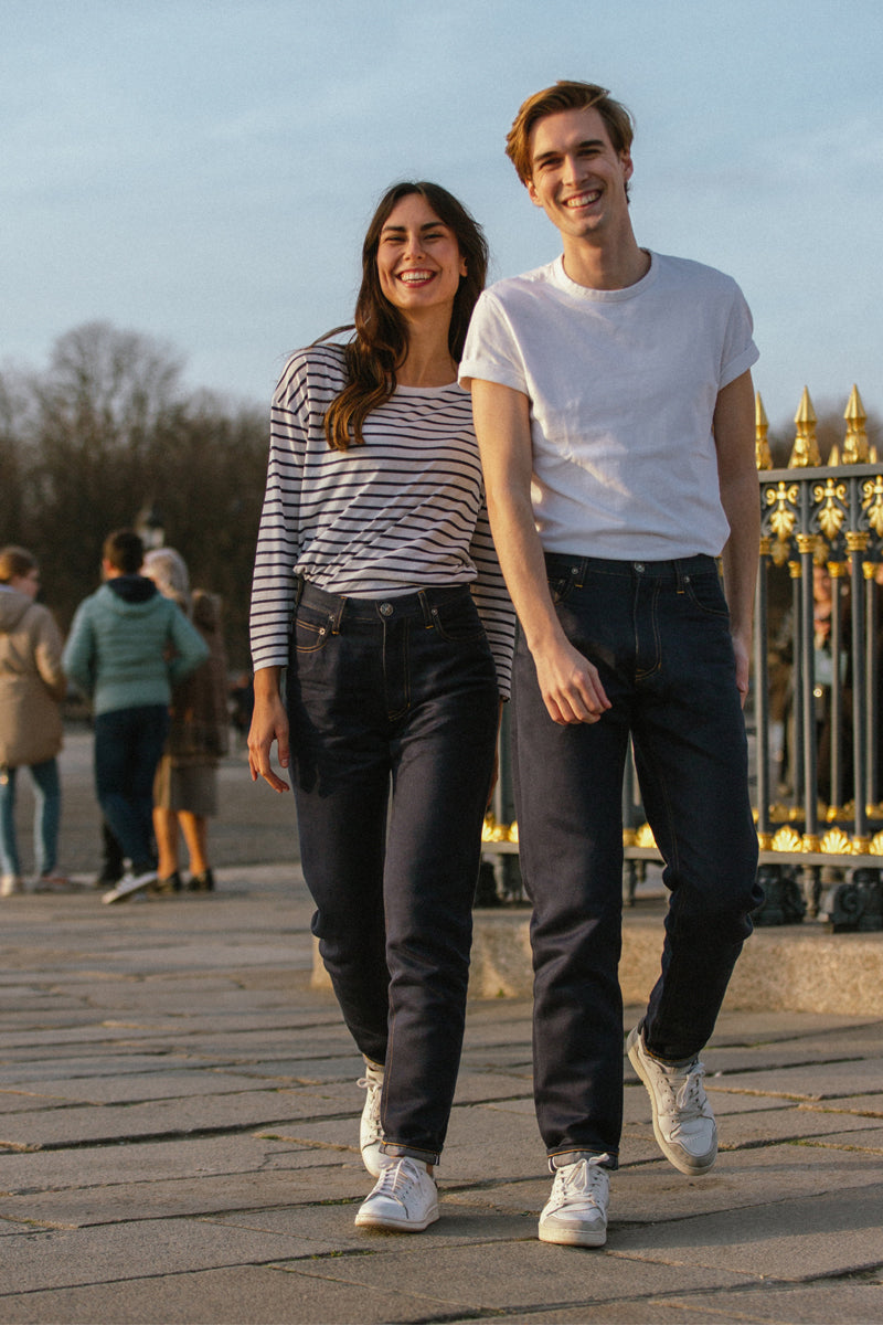 Photo hommee et femme a l'extérieur portant le jeans Selvedge le gaulois jeans