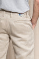 Homme portant le pantalon chino Lugdunum en lin naturel, avec teinte ivoire beige clair sans teinture et coupe confortable à la taille et effilée aux chevilles, fabriqué en France - Le Gaulois jeans