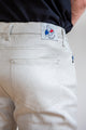 Jeans en lin et élasthanne recyclé Divio en Lin Naturel, coupe près du corps et taille haute, couleur naturelle sans teinture, détail de l'étiquette Le Gaulois sur la poche arrière droite.