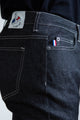 Vue rapprochée du Divio Noir, jeans en lin et élasthanne recyclé pour homme, présentant une couleur noire jeans, une coupe près du corps, taille haute, avec fermeture à bouton, surpiqûres blanches et étiquette Le Gaulois sur la poche arrière droite, et un petit drapeau tricolore français sur le côté - Le Gaulois jeans