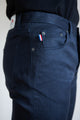 Jeans en lin pour homme Massalia Bleu avec coupe droite et taille mi-haute, couleur bleu jeans, détail de tissu sergé croisé, bouton visible et petite étiquette tricolore sur la poche, fabriqué en France - Le Gaulois jeans
