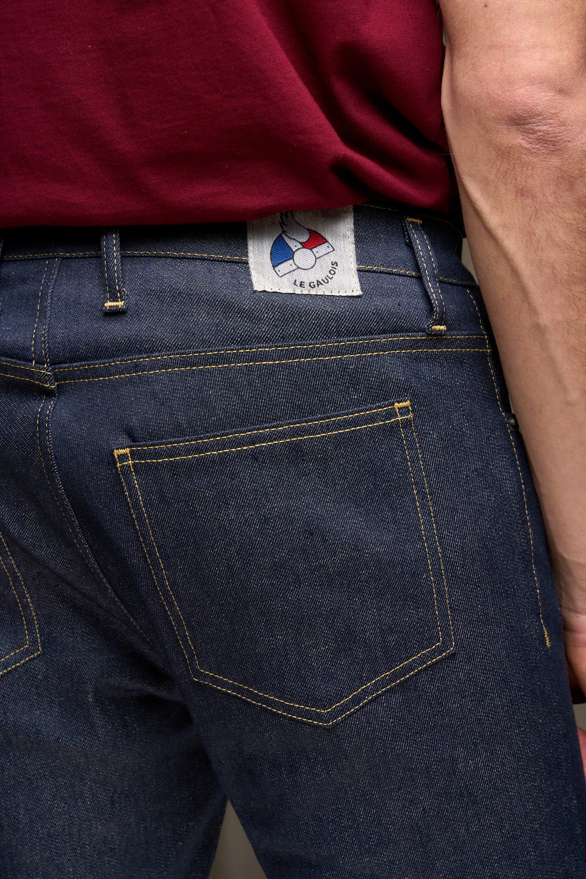 Photo des jeans divio et Nicia, homme et femme marchant dans la rue