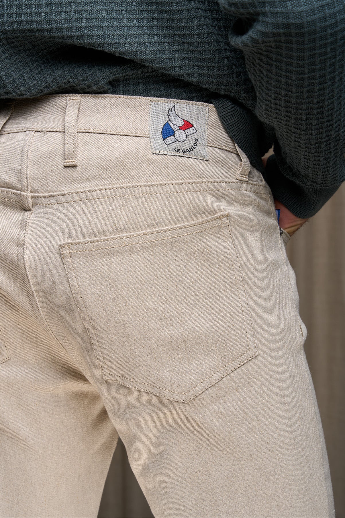 Photo des jeans divio et Nicia, homme et femme marchant dans la rue