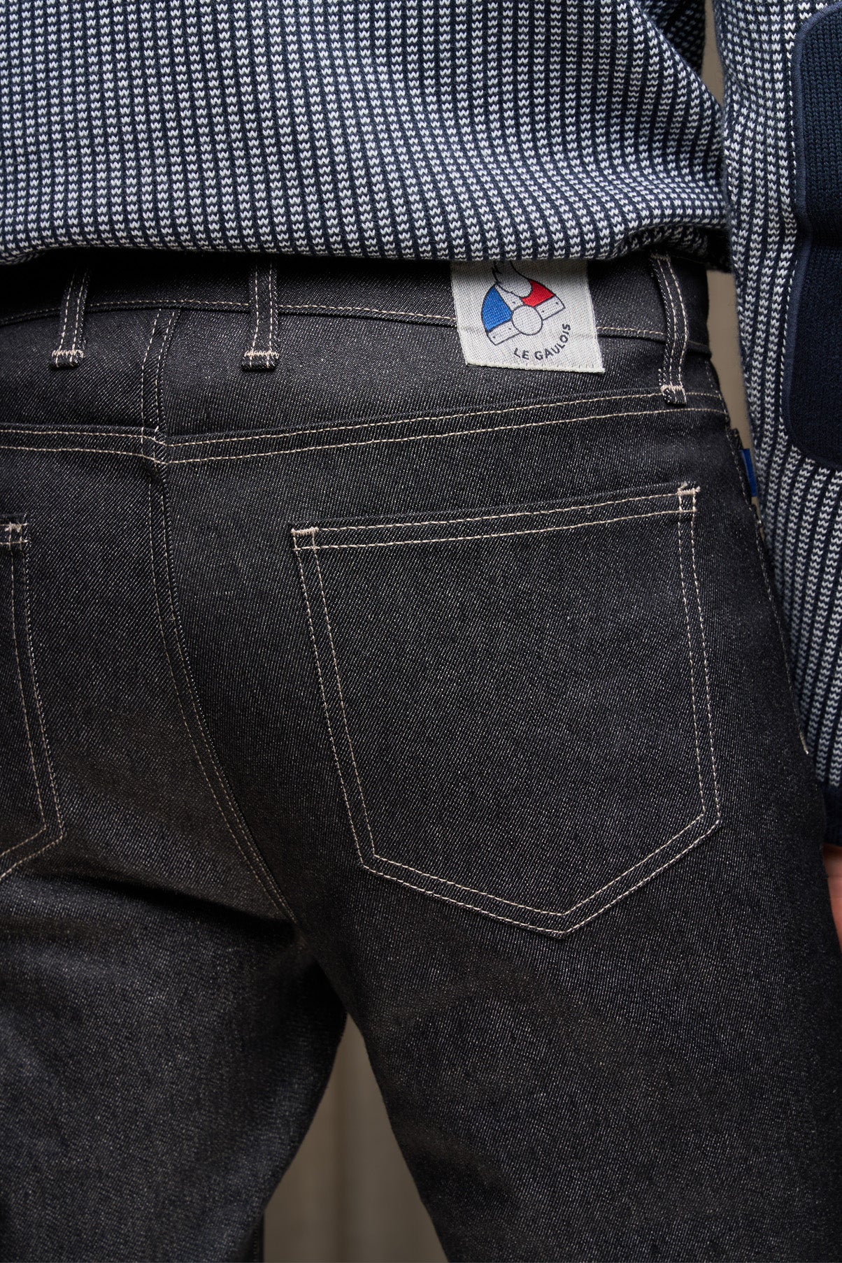 Photo des jeans divio et Nicia, homme et femme marchant dans la rue