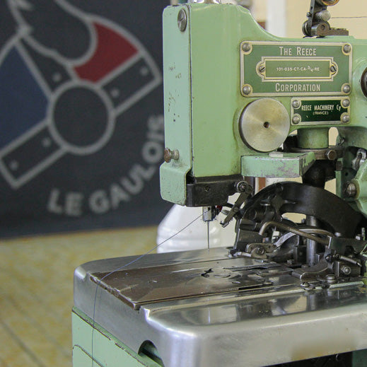 Marchine à coudre de l'atelier de production du Gaulois Jeans