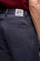 Homme portant le Isla, jeans en chanvre et coton bio, de couleur bleue avec une coupe droite, une taille haute et un liséré rouge sur le revers, fabriqué à Lyon - Le Gaulois jeans