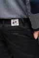 Jeans en lin Lugdunum Noir coupe chino pour homme avec taille haute, tissage sergé croisé et fermeture à glissière, présenté avec une étiquette Le Gaulois sur la poche arrière, porté avec une chemise à motif herringbone noir et blanc - Le Gaulois jeans