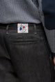 Jeans en lin modèle Lugdunum Noir avec coupe chino, taille haute et tissu sergé croisé, couleur noire, présentant le label Le Gaulois sur la poche arrière, produit et teillé en Normandie et assemblé près de Lyon.