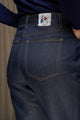 Jeans en lin Lutèce Bleu avec coupe Mom confortable, taille haute, fermeture à glissière, tissu en sergé croisé de Normandie, couleur bleu marine, étiquette Le Gaulois sur la poche arrière, sur fond neutre.