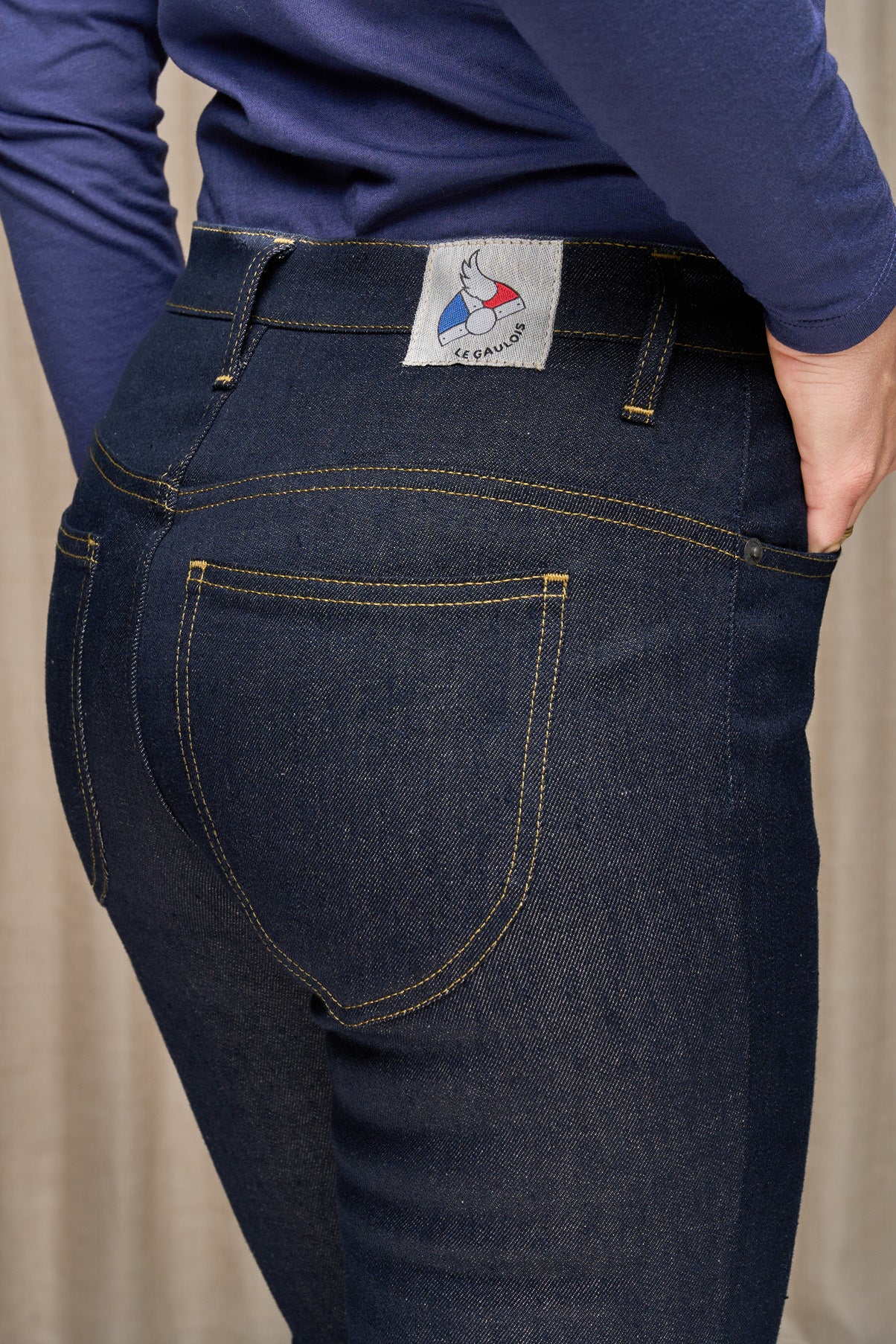 Photo des jeans divio et Nicia, homme et femme marchant dans la rue