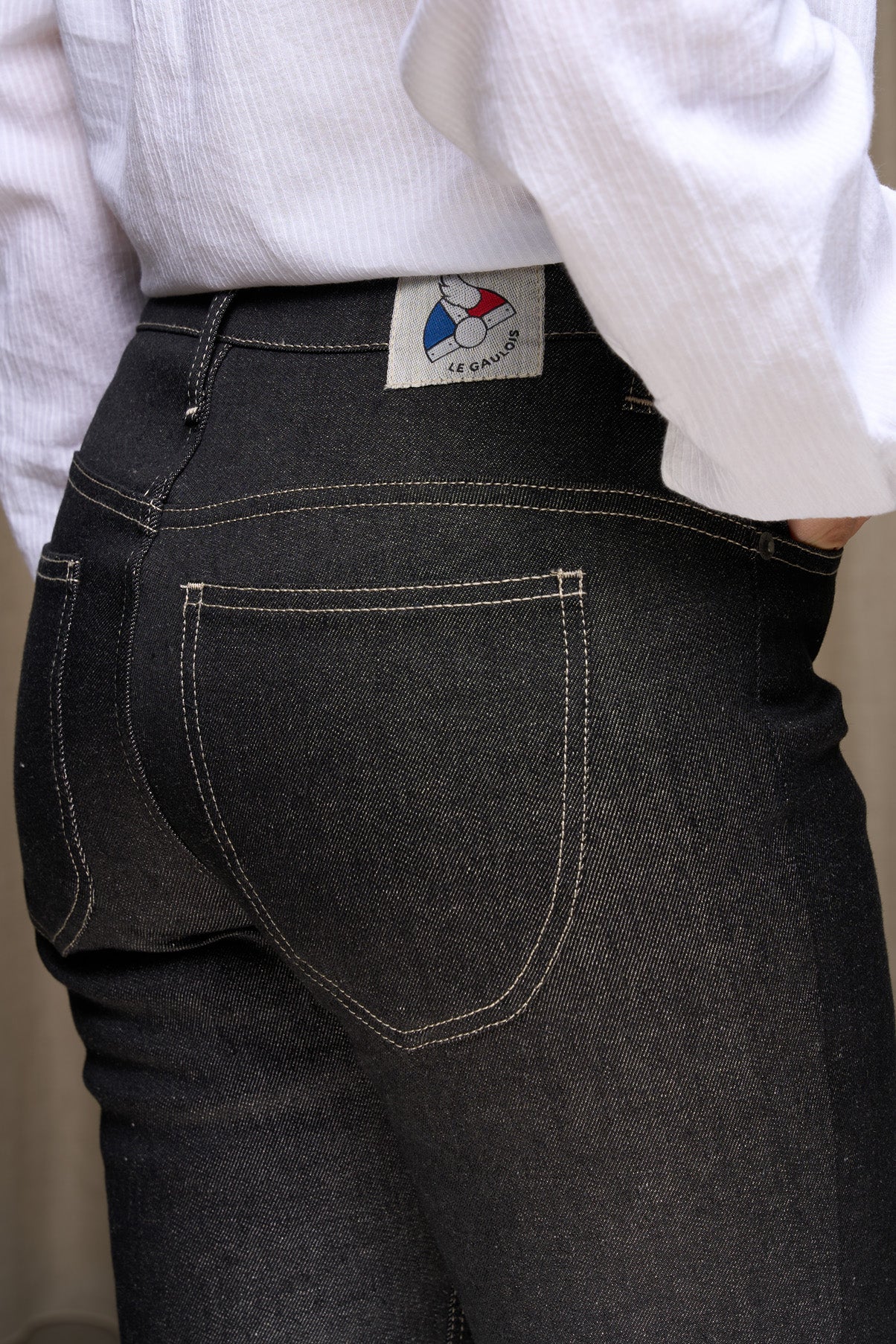 Photo des jeans divio et Nicia, homme et femme marchant dans la rue