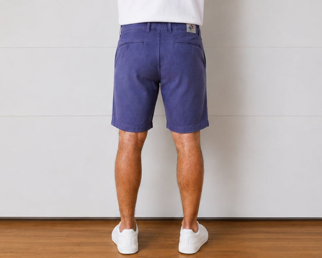 Bermuda pour homme Nantios en 98 % coton bio 2 % élasthanne, coloris violet, vue de dos, Le Gaulois Jeans