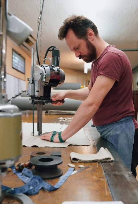 Valdis à la découpe du tissu