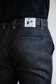 Homme portant le jeans en lin Lugdunum Noir de coupe chino et taille haute, vue arrière mettant en évidence la texture du tissu en sergé croisé et l'étiquette de la marque Le Gaulois - Le Gaulois jeans