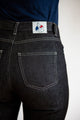 Vue de dos d'un jeans en lin pour femme modèle Condate Noir jeans avec une coupe droite et une taille mi-haute, montrant les détails de la poche arrière et de l'étiquette Le Gaulois jeans sur fond uni