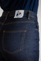 Jeans en lin non extensible Lutèce Bleu à coupe Mom pour femme, couleur bleu jeans, avec une taille haute et une fermeture à glissière, surpiqûres jaunes, et étiquette Le Gaulois sur la poche arrière, entièrement fabriqué en France - Le Gaulois Jeans