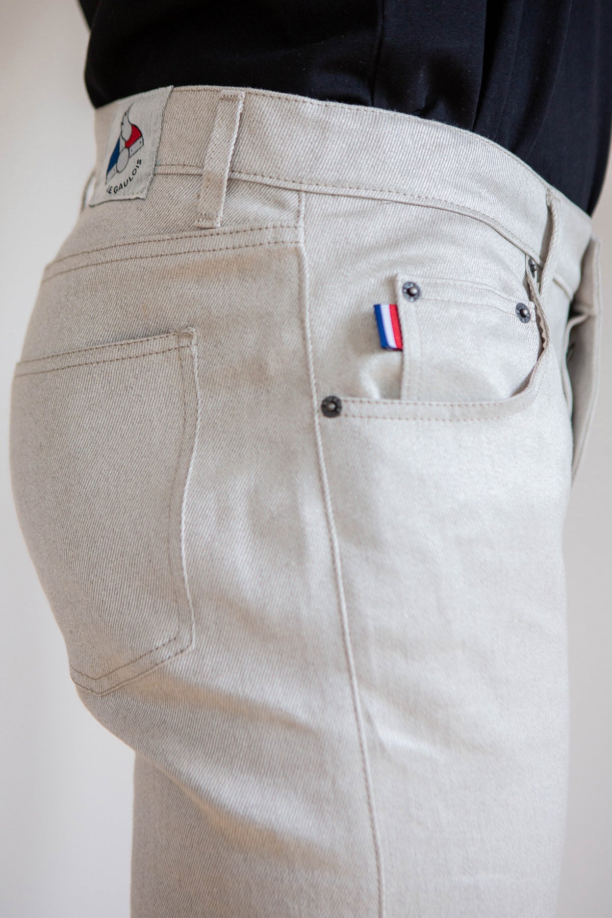 Jeans en lin Massalia en Lin Naturel, couleur ivoire naturel sans teinture, tissage sergé croisé, coupe droite effilée aux chevilles, taille mi-haute, avec détails d'un bouton et écusson Le Gaulois sur la poche arrière - Le Gaulois jeans